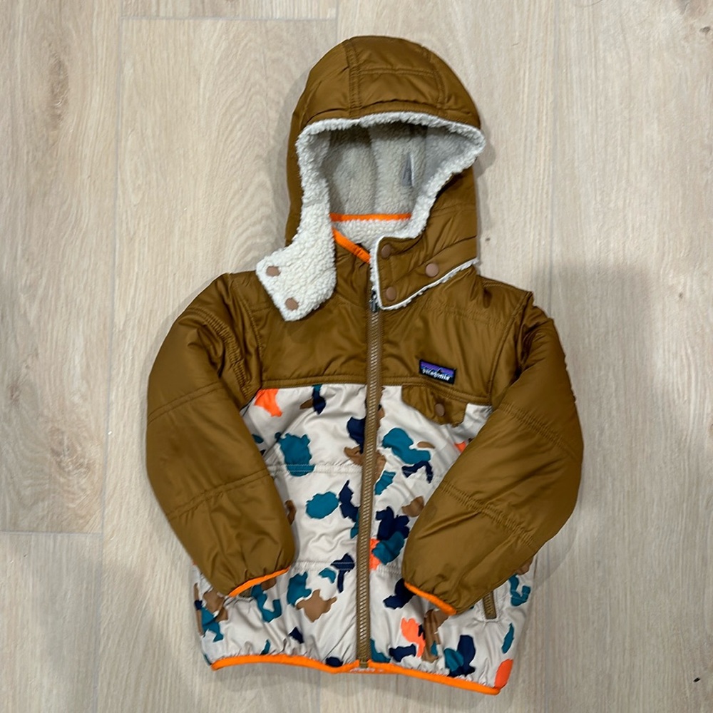 Patagonia Reversible Tribbles Hoody in brown camo - size 4T (VGUC)